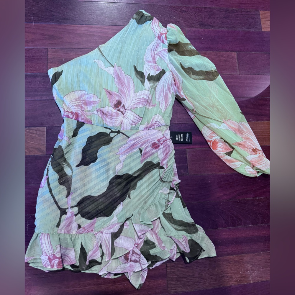 💚 EXPRESS 💚 Brand New Floral one shoulder romper